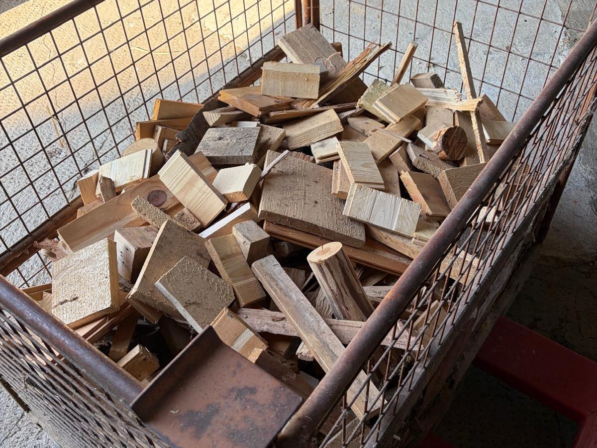 Kleine Holzstücke als Anfeuerholz in einer Box